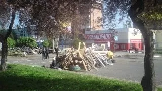 Барикады на дороге после обстрела. Константиновка