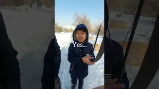 Мальчик из Алматы выиграл 100 долларов, выстрелив из лука #спорт #лук