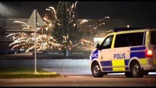 Grupp unga skjuter fyrverkerier mot polis i Norrköping