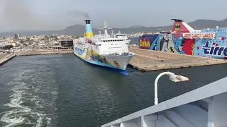 Fähre 🌊 Olbia ⛴ Livorno ablegen der Grimaldi  neben den Comichelden