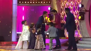 Thalapathy Vijay cute moments with children @ Vikatan Awards 2017