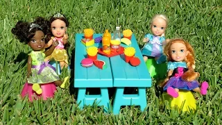 PICNIC ! Elsa and Anna toddlers - hide and seek - Barbie - food truck - tree house