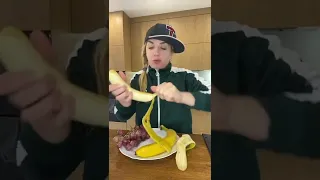 Как едят банан в семье.
