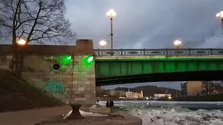 Прогулка в центре.Зеленый мост, река Нерис. Vilnius. EU.Cities,people.