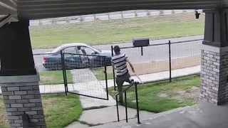 CAUGHT ON CAMERA: Man on crutch seen stealing packages from San Antonio homes