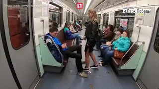 Обливает отбеливателем мужчин в метро