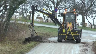 Ljungby L13 wheel loader with a Craft 601 scrub sets, clears roads of grass and shrubs outside Visby