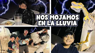 COMIMOS BAJO LA LLUVIA | NOS MOJAMOS TODOS | Family Juega