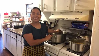 Preparando masa de arroz para los tamales