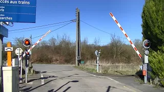 Spoorwegovergang Villaines-sous-Bois (F) // Railroad crossing // Passage à niveau