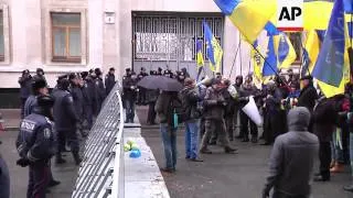 Pro-EU protesters march with cabbages to show disdain for Yanukovych, rival pro-govt demo