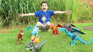 LUCAS  BRINCA COM SEUS DINOSSAUROS