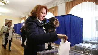 Ukraine's voting begins, Zelensky leading in polls