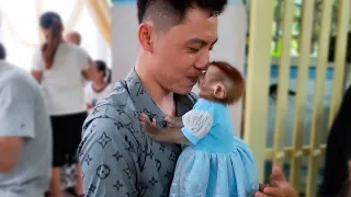 Monkey KaKa is so happy to go to a party with her family