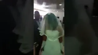 Обиженная девушка пришла на свадьбу своего любовника в свадебном платье и устроила скандал