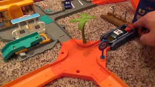Hot Wheels Mini Quad City Playset Turbo Wash Police Pursuit Pit Stop Station Speed Junction