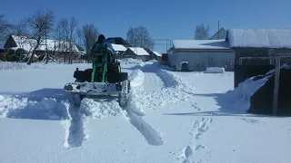 Чистка снега самодельным минитрактором.