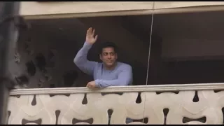 Salman Khan Celebrates Eid With Fans From His House at Mumbai