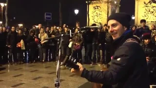 Artista estrangeiro canta em Paris música brasileira na apresentação de rua