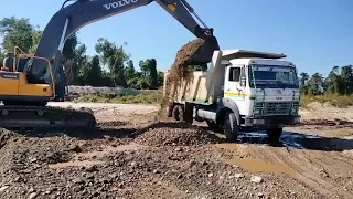#Volvo poklen dumper loading heavy