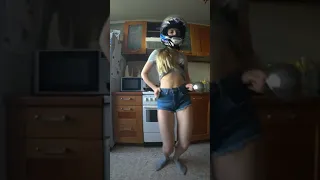 Мотодевушка жжёт, мото-танцы на кухне. Амана кукарена шалала! Motogirl dancing