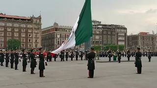 Arriamento de bandera por cadetes del Heroico Colegio Militar