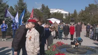 В Керчи возложили цветы к вечному огню в рамках акции "Десант Победы"