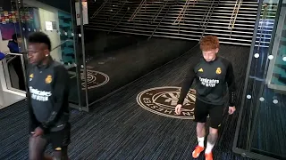 Real Madrid players avoid stepping on the Manchester City logo.