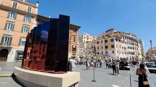 Roma, piazza di Spagna: ecco l'installazione artistica con 12 specchi colorati che piace ai turisti