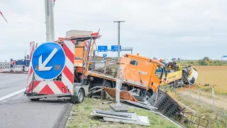17.10.2022 - Semi truck crashes into construction protecting trucks
