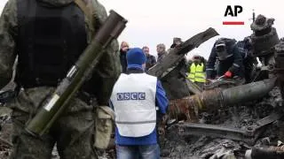 Recovery workers start collecting debris from parts from MH17 crash site