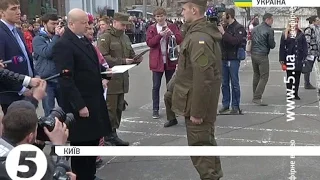 Турчинов вручив дипломи випускникам факультету Нацгвардії