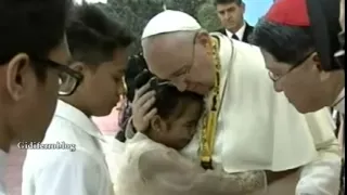 Papa Francesco-Bambina che piange - Pope-Little girl crying