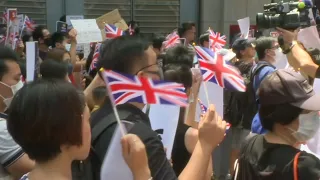 Hong Kong: pro-democracy protesters gather outside British consulate | AFP