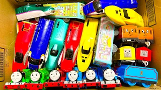 Many bullet trains, trains, Thomas the Tank Engine and his friends are all lined up neatly.