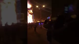 В Южно-Сахалинске на площади Ленина сгорела главная новогодняя елка.