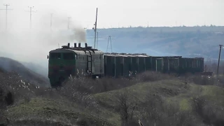 2ТЭ10М-3446 с грузовым поездом берёт подъём на перегоне Туркулы - Калининдорф