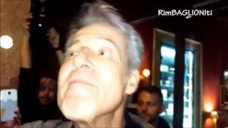 Claudio saluta i fans dopo il concerto