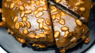 1% chance you've tried this INSANE snickers cake recipe before!