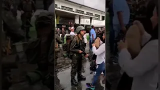 emoção da mãe do soldado que acabou de retornar do Campo e realizou a entrega da Boina #shorts