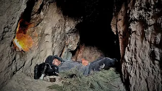 SOLO CAMPING IN RAIN STORM - SHELTER IN A CAVE - STRONG WINDS - ASMR-SOLO Survival in The Mountains