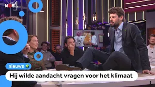 Actievoerder lijmt live op tv zijn handen vast aan tafel