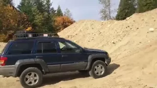 Jeep Grand Cherokee (WJ) playing in sand.