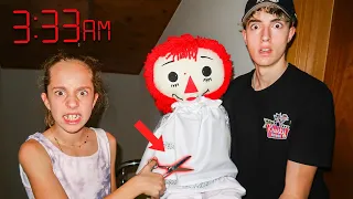 ABRIMOS LA MUÑECA DE ANNABELLE REAL Y ENCONTRAMOS ESTO DENTRO!