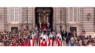 Salida de la procesión del Cristo de los Alabarderos, desde la Puerta del Príncipe del Palacio Real