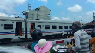 Kereta e jlan kebelakang ui,,,