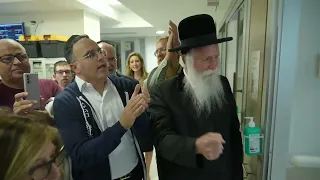 יעקב שוואקי הרב יצחק דוד גרוסמן בשירה ליד חדרו של חייל אביתר זיתוני | Shwekey Sings at Tel Hashomer