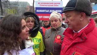 Валерий Рашкин на демонстрации в честь столетия Октябрьской революции