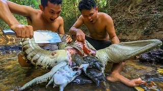 Unbelievable Turtle In Big Crocodile Stomach & Roasted Big Crocodile at Home - Survival Time