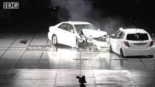 Raw video: Toyota Crown vs Toyota Vitz crashtest